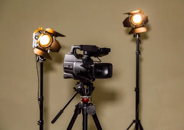 The camera and two floodlights to direct light. Artificial lighting in the interior or Studio for shooting. Fresnel lens and halogen bulb — Stock Photo, Image