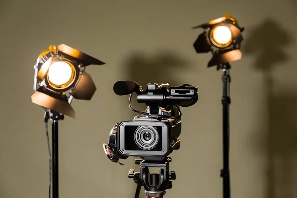 Video kamera ve Fresnel lens ile iki sahne ışıkları. İç filme veya stüdyo