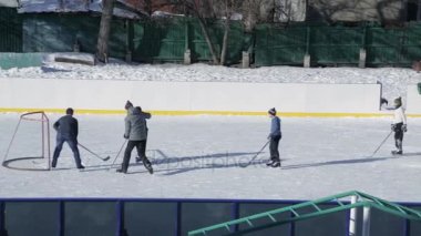 Okul bahçesinde rink hokeyi oynamak çocuklar. Rusya, Saratov, 31 Ocak 2017