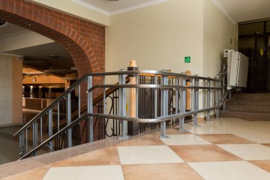 Engelliler için merdiven asansörü. Kamu Binası merdiven.