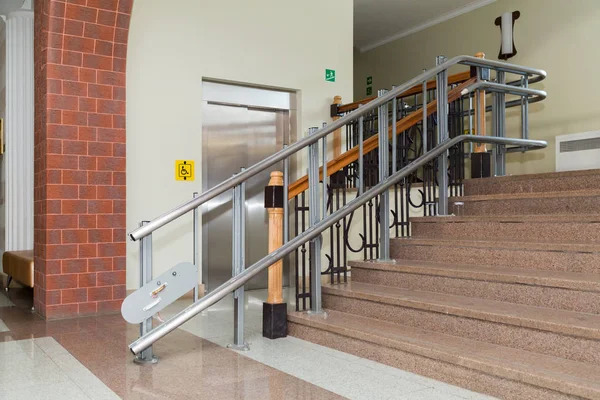 Подъемник для инвалидов. Лестницы общественного здания . — стоковое фото