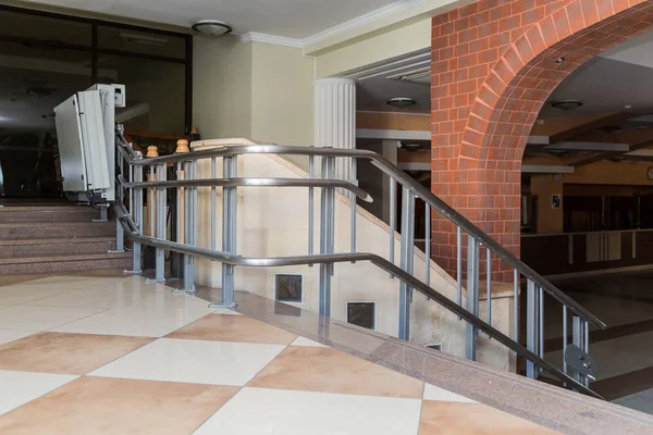 Ανελκυστήρας σκαλοπατιών για ΑμεΑ. Σκάλες δημόσιου κτιρίου. — Φωτογραφία Αρχείου