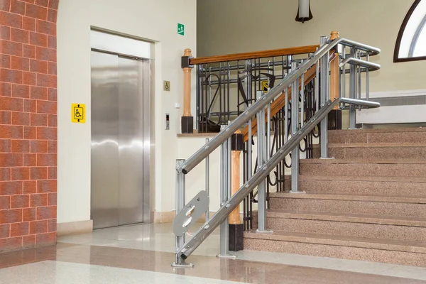 Подъемник для инвалидов. Лестницы общественного здания . — стоковое фото