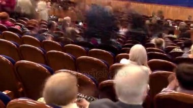 İnsanlar Aula gelip performans önce oturun. Timelapse. Cranking. Hızlandırılmış hareket. Hızlı çekim. 