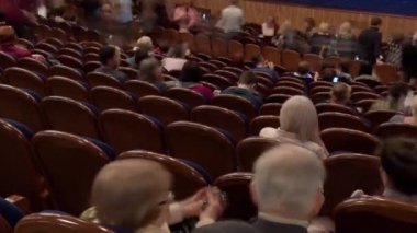 Seyirci Toplantı salonunda toplamak ve şovu izle. Hızlandırılmış kayıt. Genç seyirci tiyatro. Saratov, Rusya, 17 Şubat 2017
