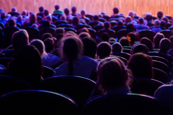 Pessoas, crianças, adultos, pais no teatro assistindo a performance . — Fotografia de Stock