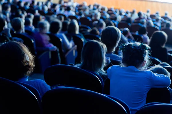 Les gens, les enfants, les adultes, les parents au théâtre regardant la performance . — Photo