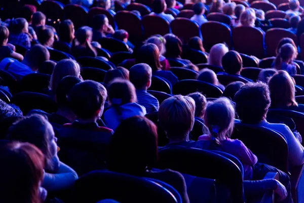 Mensen, kinderen, volwassenen, ouders in het theater, kijken naar de prestaties. — Stockfoto