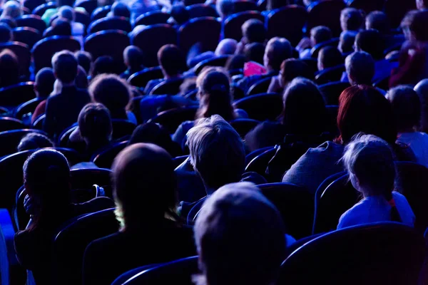 Ludzie, dzieci, dorosłych, rodziców w teatrze oglądania wydajność. — Zdjęcie stockowe