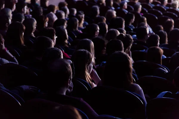 Mensen in de zaal kijken naar het werkgebied. Schieten vanaf de achterkant — Stockfoto