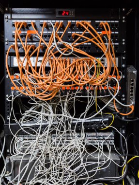 Teller ve kablolar, Internet ve iletişim için bir kutu.