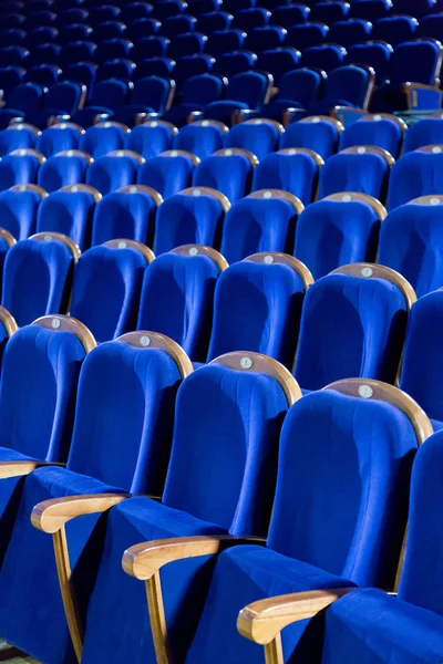 Filas de assentos azuis no auditório. Teatro, cinema ou circo . — Fotografia de Stock