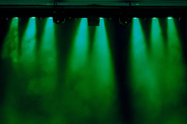 Το πράσινο φως από τους προβολείς μέσα από τον καπνό στο Θέατρο στη διάρκεια της παράστασης. Εξοπλισμός φωτισμού. — Φωτογραφία Αρχείου