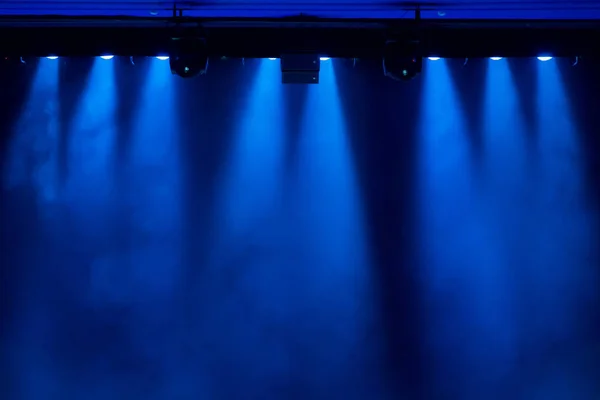 La luz azul de los focos a través del humo en el teatro durante la actuación. Equipo de iluminación . —  Fotos de Stock