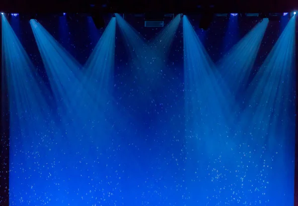 Bolhas e raios de luz azul através da fumaça no palco durante performances teatrais . — Fotografia de Stock