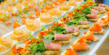 Lezzetler ve aperatifler büfe içinde. Deniz ürünleri. Gala resepsiyonu. Ziyafet. Catering.