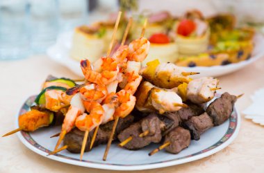 Lezzetler ve aperatifler büfe içinde. Deniz ürünleri. Gala resepsiyonu. Ziyafet. Catering.