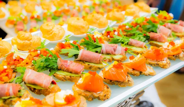 Delicias y aperitivos en el buffet. Mariscos. Una recepción de gala. Banquete. Servicios de catering . —  Fotos de Stock