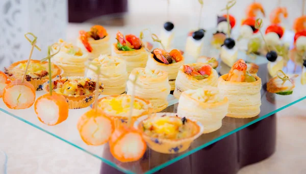 Delicias y aperitivos en el buffet. Mariscos. Una recepción de gala. Banquete. Servicios de catering . —  Fotos de Stock