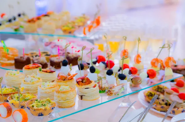 Lekkernijen Snacks Het Buffet Schaal Schelpdieren Een Gala Ontvangst Feestzaal — Stockfoto