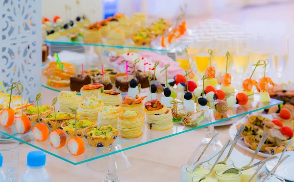 Delicacies and snacks in the buffet. Seafood. A gala reception. Banquet. Catering. — Stock Photo, Image