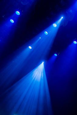 Sahne ışıkları tiyatro performans sırasında duman yoluyla gelen mavi ışık. Aydınlatma donanımları.