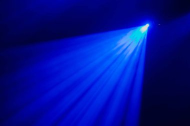 Sahne ışıkları tiyatro performans sırasında duman yoluyla gelen mavi ışık. Aydınlatma donanımları.