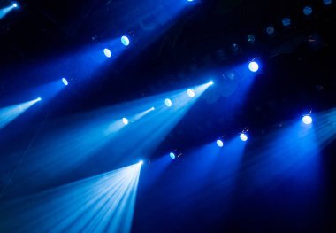 Sahne ışıkları tiyatro performans sırasında duman yoluyla gelen mavi ışık. Aydınlatma donanımları.