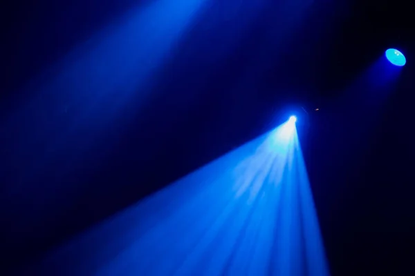 The blue light from the spotlights through the smoke in the theatre during the performance. Lighting equipment. — Stock Photo, Image