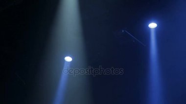 Sahne ışıkları tiyatro performans sırasında duman yoluyla gelen mavi ışık. Aydınlatma donanımları.