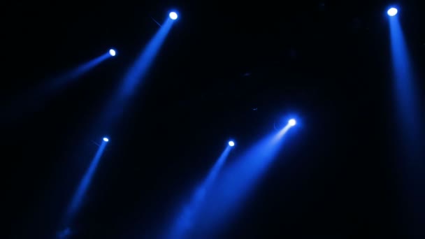 La luz azul de los focos a través del humo en el teatro durante la actuación. Equipo de iluminación . — Vídeos de Stock