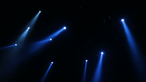 La luz azul de los focos a través del humo en el teatro durante la actuación. Equipo de iluminación . — Vídeo de stock