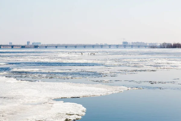 Весенний лед дрейфует по реке Волге. Автодорожный мост в городе Саратове. Россия. Солнечный день в марте. Голубое небо — стоковое фото