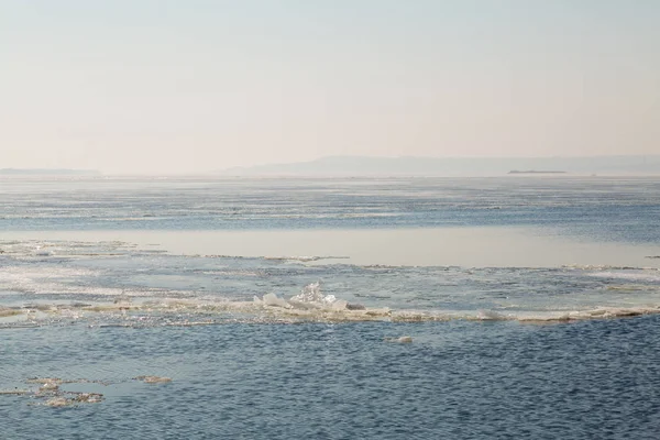 Mart ayında bahar Nehri üzerinde buz drift. Güneşli bir gün. Mavi gökyüzü — Stok fotoğraf