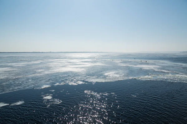 A deriva de gelo no rio na primavera em março. Dia ensolarado. Céu azul — Fotografia de Stock