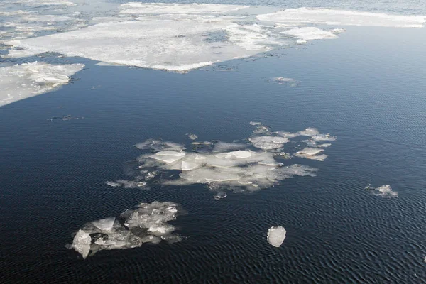 Buz drift Nehri üzerinde. Su buz — Stok fotoğraf