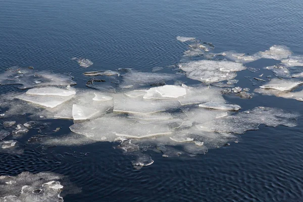 De drift van het ijs op de rivier. Het ijs in het water — Stockfoto