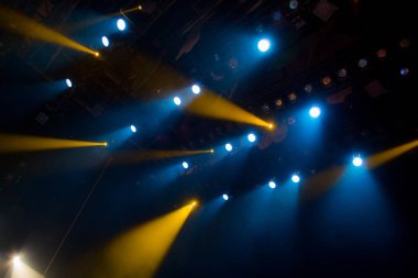 Sahne ışıkları tiyatro performans sırasında duman yoluyla gelen mavi-sarı ışık. Aydınlatma donanımları.
