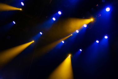 Sahne ışıkları tiyatro performans sırasında duman yoluyla gelen mavi-sarı ışık. Aydınlatma donanımları.