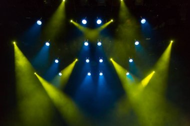 Mavi ve sarı duman sahnede ışık ışınlarının. aydınlatma donanımları. Spot ışık.