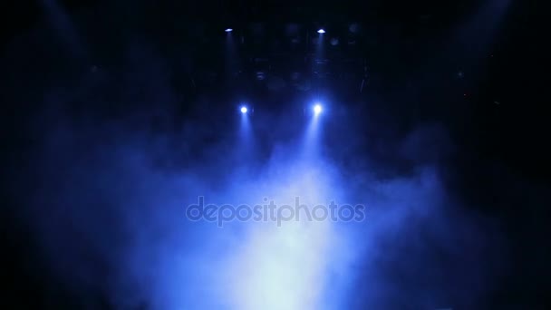 Efeitos especiais de palco. Fumaça teatral. Os holofotes no palco do teatro durante a apresentação — Vídeo de Stock