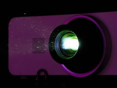 Video projektör. Objektif, havadaki toz ışık demeti.