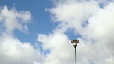 Sokak lambası gökyüzüne karşı. Kayan bulutları. Hızlandırılmış kayıt