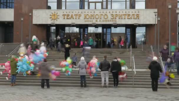 Time-lapse opname. Het publiek, de ouders en de kinderen uit het theater na de show. Verkocht kleurrijke ballonnen bij de ingang. Theater van de jonge kijker. Rusland, Saratov, 26 maart 2017 — Stockvideo