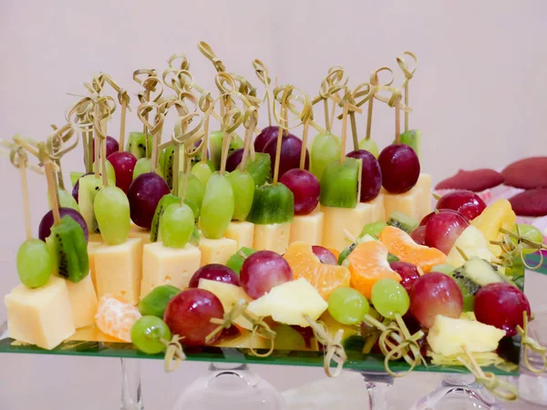 Meyve ve tatlılar Ziyafet masada. Açık büfe. Catering — Stok fotoğraf