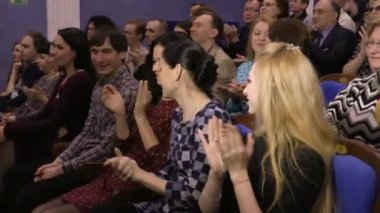 Toplantı salonunda Seyirciler alkışladı. Tiyatro ve konser Ajansı. Rusya, Saratov, 27 Mart 2017.