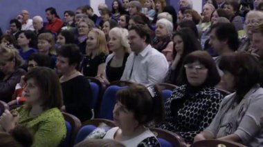 Toplantı salonunda Seyirciler alkışladı. Tiyatro ve konser Ajansı. Rusya, Saratov, 27 Mart 2017.