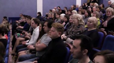 Toplantı salonunda Seyirciler alkışladı. Tiyatro ve konser Ajansı. Rusya, Saratov, 27 Mart 2017.
