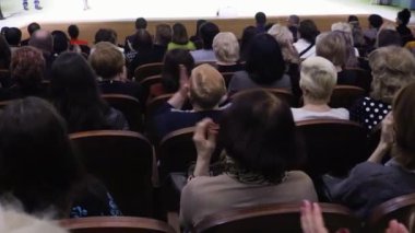 Toplantı salonunda Seyirciler alkışladı. Arkadan çekim
