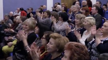 Toplantı salonunda Seyirciler alkışladı. Tiyatro ve konser Ajansı. Rusya, Saratov, 27 Mart 2017.
